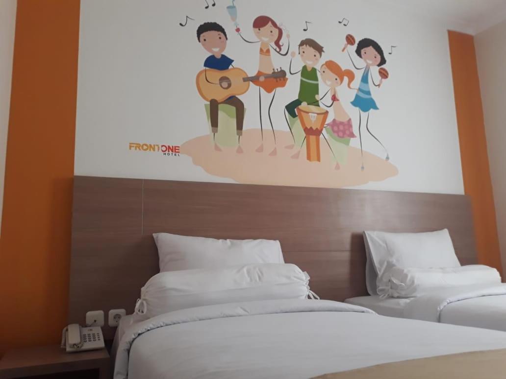 Front One Hotel Тулунгагунг Экстерьер фото