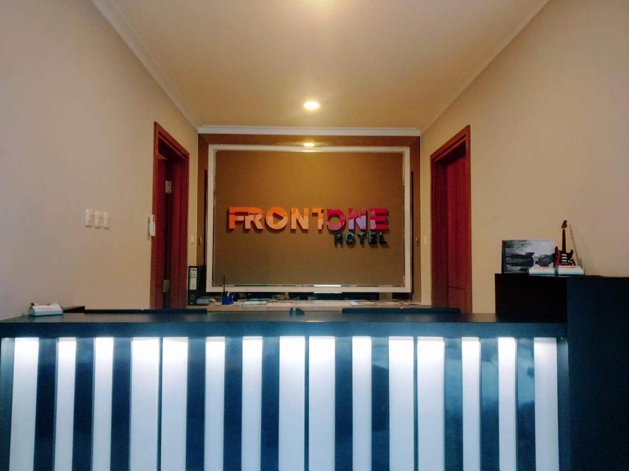 Front One Hotel Тулунгагунг Экстерьер фото