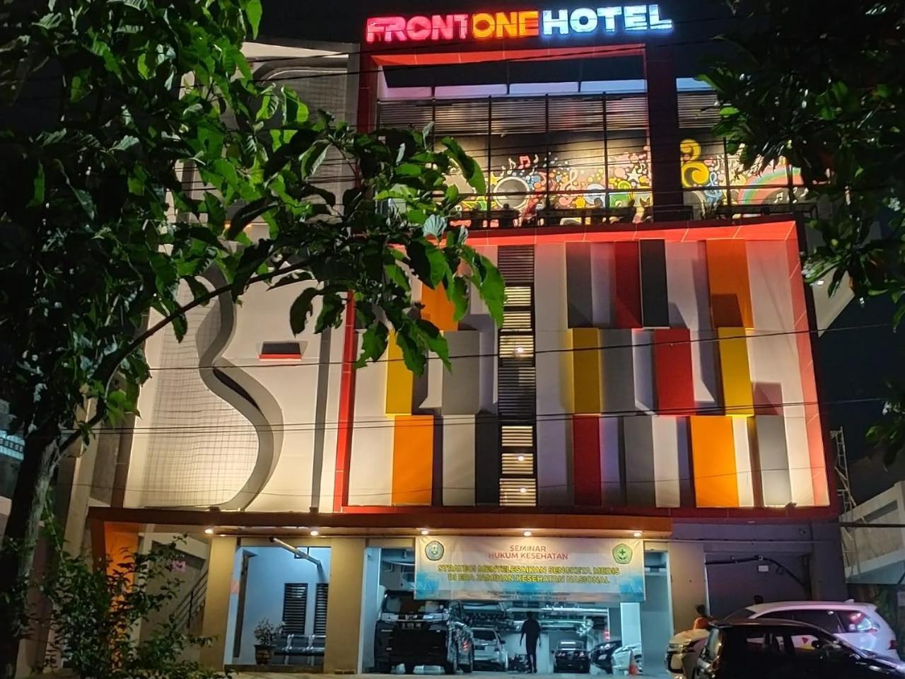Front One Hotel Тулунгагунг Экстерьер фото